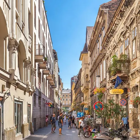 Quiet Downtown Haven Szimpla Ac Free Parking Daire