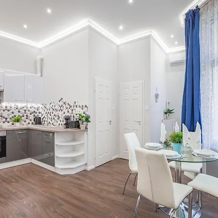 Apartmán Quiet Downtown Haven Szimpla Ac Free Parking