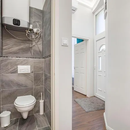 Apartment Quiet Downtown Haven Szimpla Ac Free Parking