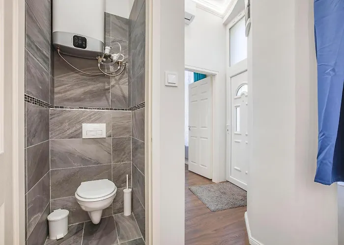 Daire Quiet Downtown Haven Szimpla Ac Free Parking